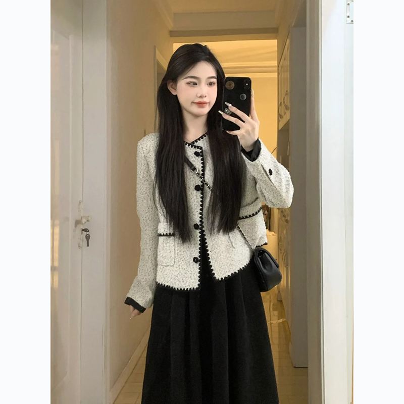 French-style lady with a small Chanel-style short coat for women, new for autumn and winter, light mature style open sweater, Korean-style top