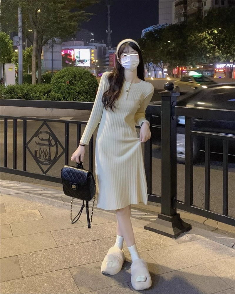 A pitted knitted dress with a coat for women in autumn and winter, a mid-length over-the-knee sweater dress with a bottoming skirt for small people.