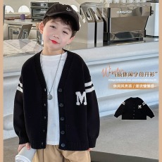 批发<b class='q'>男童</b><b class='q'>针织</b><b class='q'>开衫</b>黑色新款百搭休闲排扣字母毛衣秋装外套洋气儿童上衣