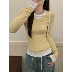 Actual shot of autumn and winter Korean style v-neck contrasting fake two-piece slim and versatile long-sleeved T-shirt bottoming top for women