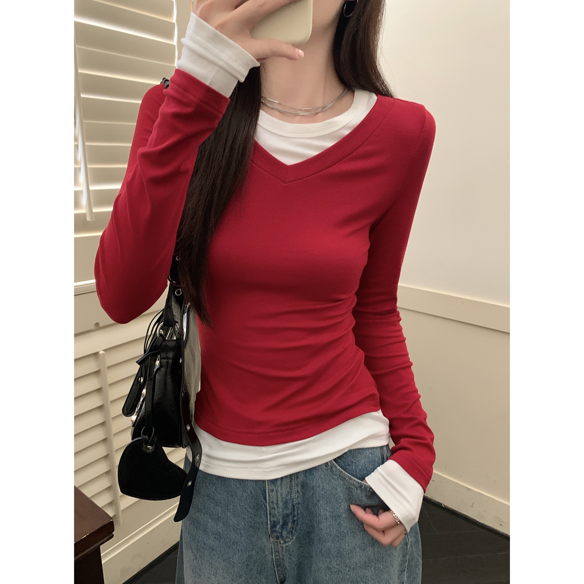 Real shot of autumn and winter Korean style v-neck contrasting fake two-piece temperament whitening and slimming long-sleeved T-shirt bottoming top for women