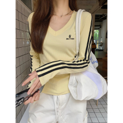 Real shot of autumn and winter Korean style slim v-neck contrasting hot girl strip design versatile long-sleeved T-shirt bottoming top