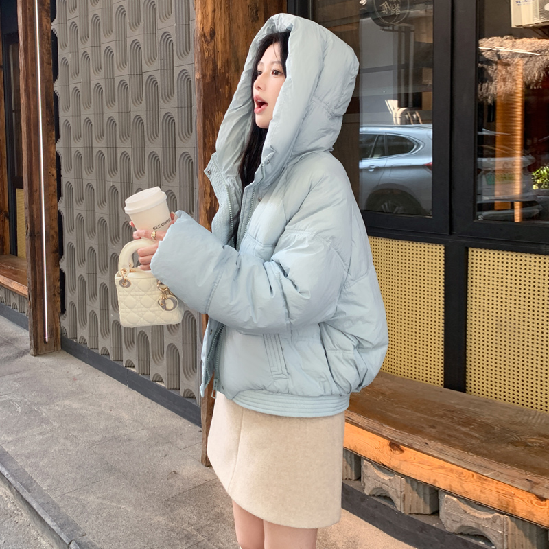 Real shot of hooded short down jacket for women in winter 2024 new short style for small people thickened high-end western style jacket