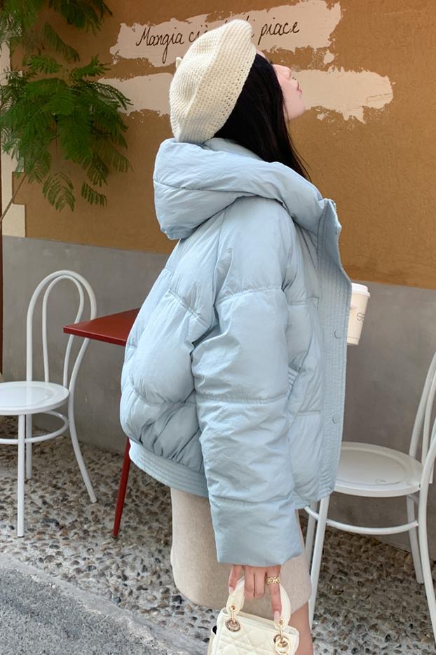 Real shot of hooded short down jacket for women in winter 2024 new short style for small people thickened high-end western style jacket