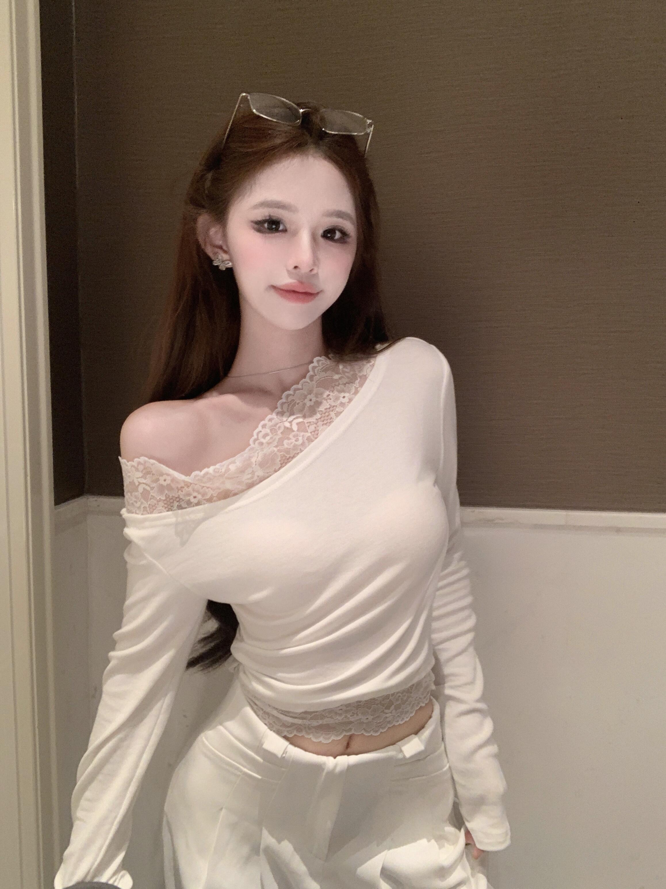 Real shot Autumn sexy off-shoulder lace stitching one-shoulder slim bottoming shirt off-shoulder short top