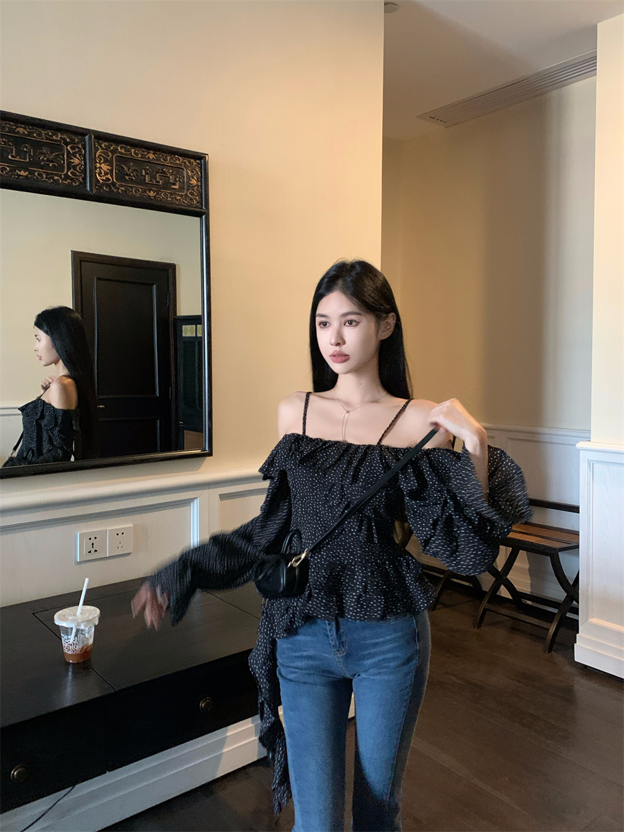 Real shot of irregular polka dot off-shoulder long-sleeved design two-piece top with one shoulder