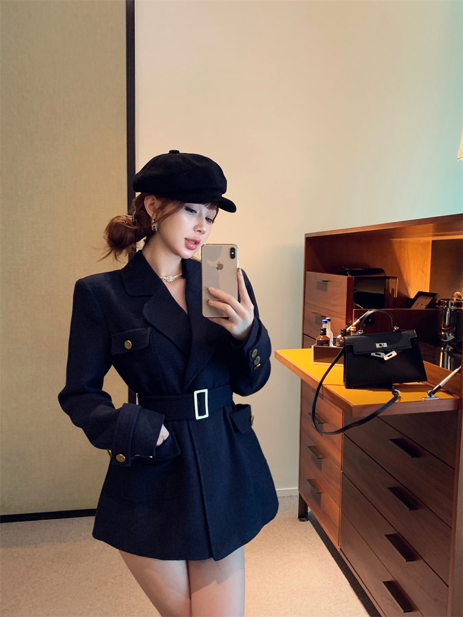 Real shot of lapel woolen coat with slim design, shoulder pads and waist, mid-length navy blue coat