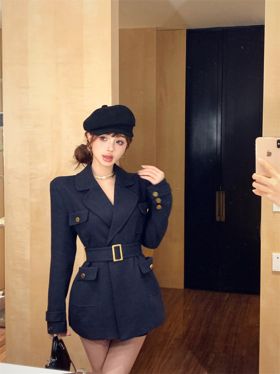 Real shot of lapel woolen coat with slim design, shoulder pads and waist, mid-length navy blue coat