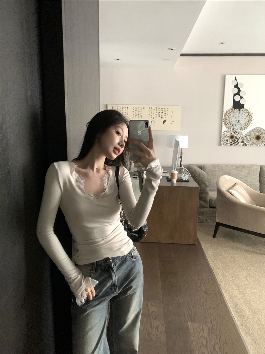 Real shot of goddess bottoming shirt for women in autumn and winter, slim and high-end V-neck lace top inside