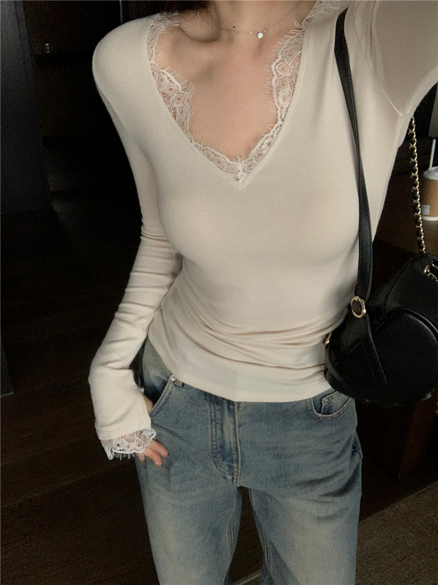 Real shot of goddess bottoming shirt for women in autumn and winter, slim and high-end V-neck lace top inside