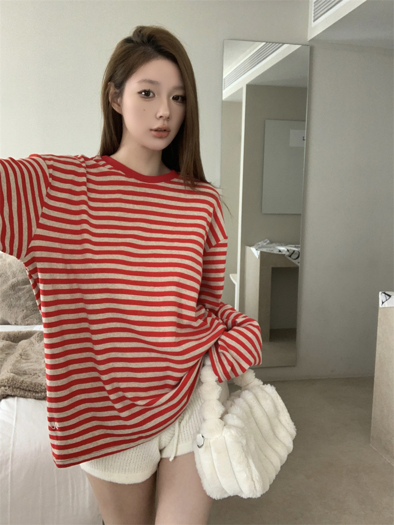 Actual shot of lazy style loose and versatile striped T-shirt top