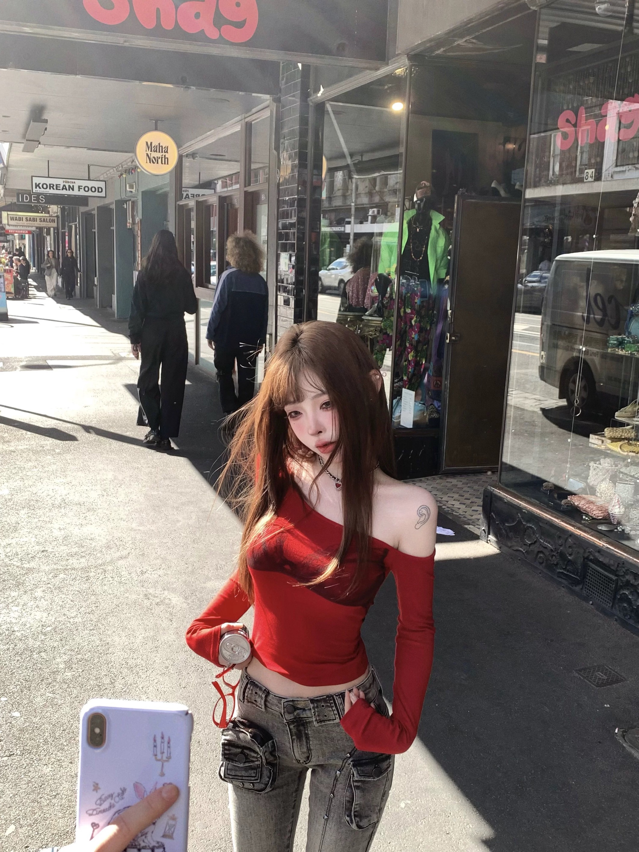 Suuuicee 致幻浪漫 性感斜肩设计印花长袖T恤女白色纯欲辣妹上衣