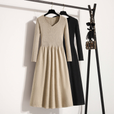 批发实拍大码女装2025秋冬新款针织连衣裙V领套头纯色显瘦配大衣裙子