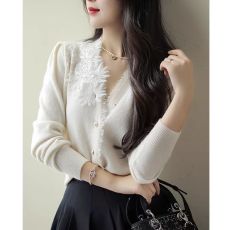 批发轻奢蕾丝拼接立体花朵长袖针织开衫秋冬法式v领显瘦内搭羊毛<b class='q'>上衣</b>