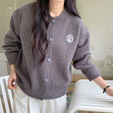 批发实拍<b class='q'>小熊</b>刺绣毛衣外套女2025秋冬新款双罗纹针织棒球服开衫