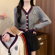 批发实拍实价 秋季新款<b class='q'>学院风</b>撞色拼接V领显瘦短款小个子长袖针织衫