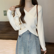 批发抖音天猫品质交叉设计感V领红色<b class='q'>毛衣</b>女秋冬慵懒风内搭打底针织衫