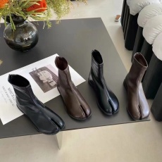 批发2024秋冬分拇趾羊蹄猪蹄短靴女鞋子平底瘦瘦短靴子马丁靴