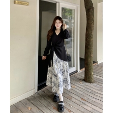 批发实拍有里布法式<b class='q'>长裙</b>秋季收腰显瘦设计感水墨花花拼接长袖连衣裙女