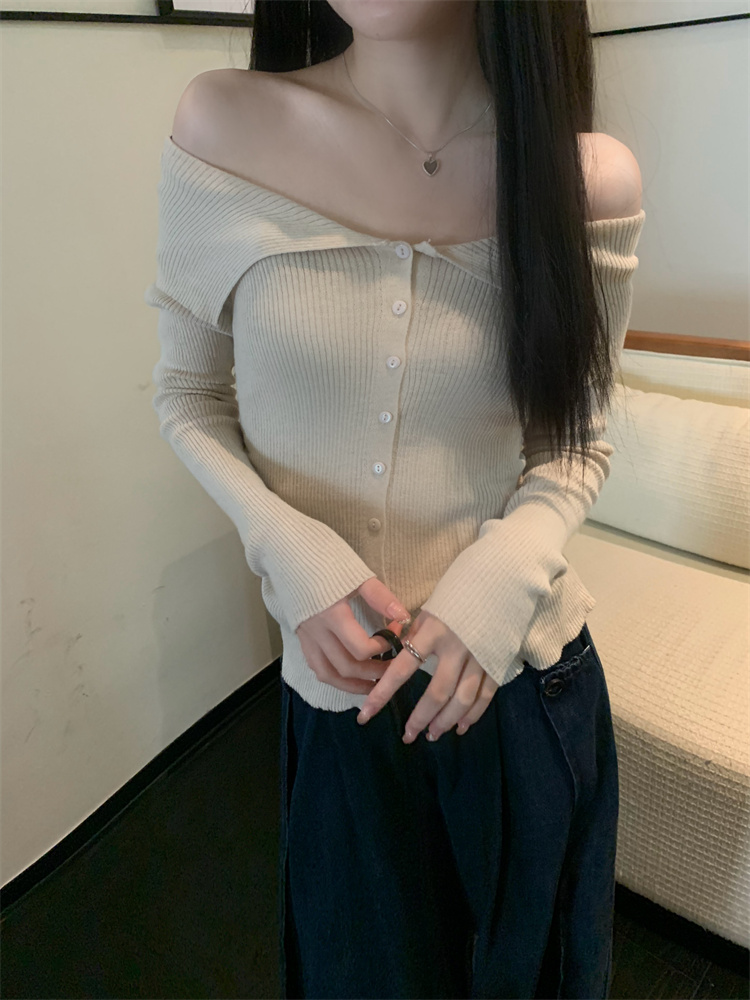 Actual shot of Korean style pullover white sweater for women, autumn design, niche high-end slim fit top