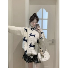 批发韩系复古学院风秋冬甜美宽松氛围感慵懒兔子提花V领格纹显瘦毛衣