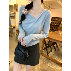 批发实拍六羊毛长袖<b class='q'>毛衣</b>女秋冬2025设计感纯色V领短款保暖上衣针织衫