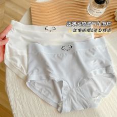 批发实拍实价7A抗菌女生<b class='q'>内裤</b><b class='q'>冰</b><b class='q'>丝</b>速干少女中腰透气<b class='q'>无</b><b class='q'>痕</b>高弹力小清新