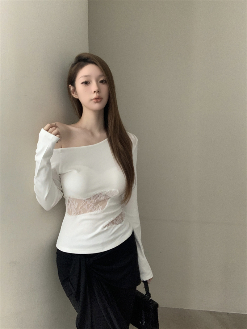 Real shot of a sexy hottie wearing a slanted shoulder hollow lace bottoming shirt and a slim T-shirt top