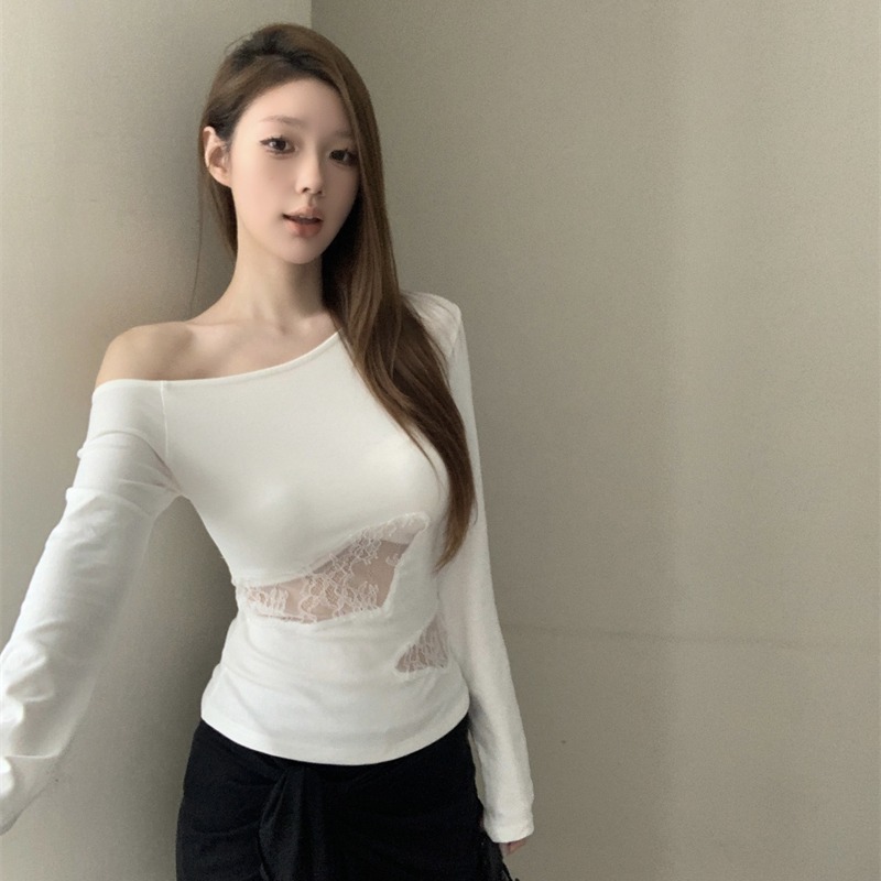 Real shot of a sexy hottie wearing a slanted shoulder hollow lace bottoming shirt and a slim T-shirt top