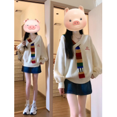 批发<b class='q'>韩版</b>休闲复古设计感浣熊绒v领毛衣女秋冬软糯慵懒风假围巾针织衫