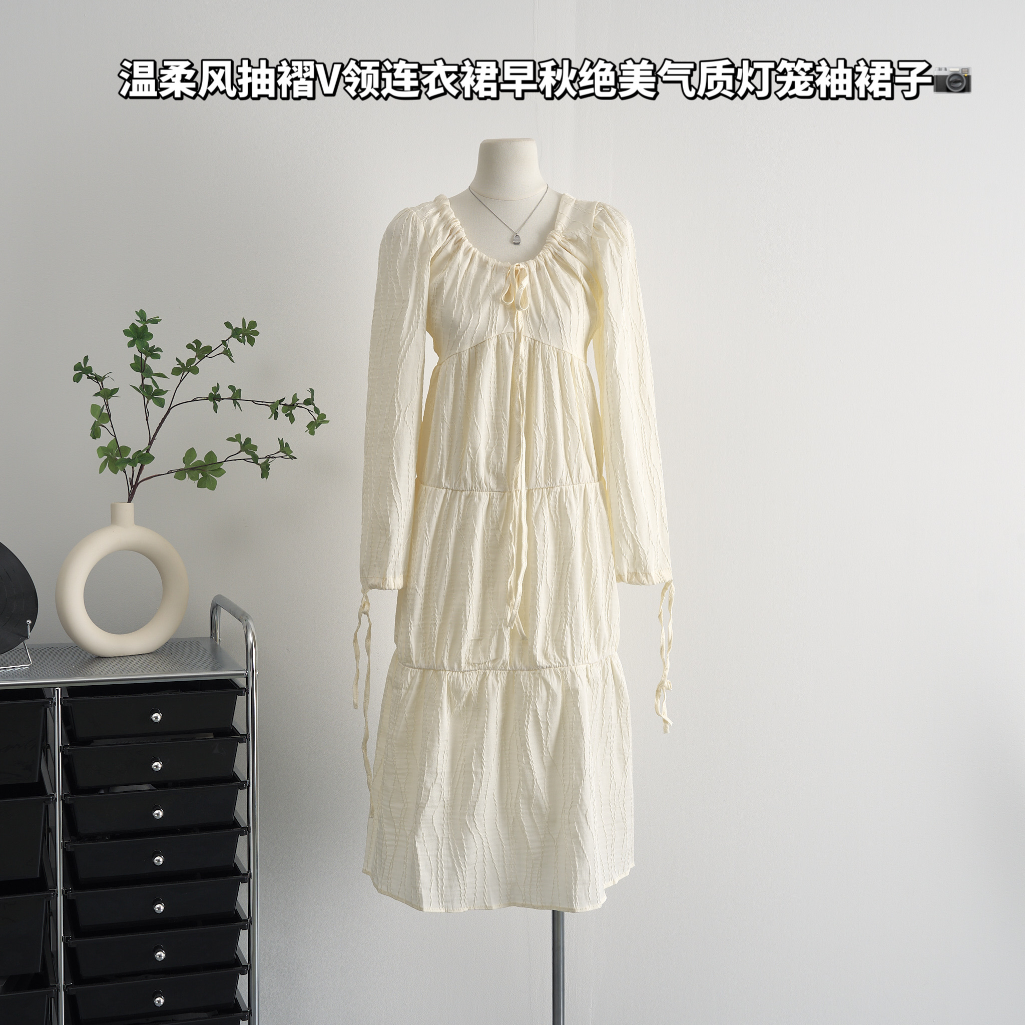 luu 복숭아 안녕하세요. 어린이 V넥 베이지 색 펌프 Pleat 드레스 작은 대중 프랑스식 부드러운 바람 품격 중간 길이 여성 디자인 센스