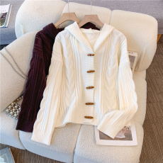 批发实拍大码秋冬款麻花牛角扣连帽针织开衫上衣慵软糯短款毛衣外套女