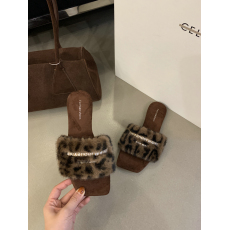 批发2025秋冬新款字母刺绣方头平底毛毛鞋软底平跟一字拖外穿露趾拖鞋