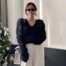 批发2025年秋季新款百搭时尚V领字母图案不规则下摆一粒扣<b class='q'>毛衣</b>女