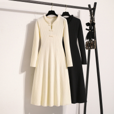 批发实拍大码女装2025<b class='q'>秋</b>冬款针织连衣裙圆领国风盘扣气虚质收腰毛衣裙