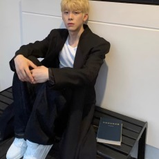 批发韩国复古知识分子黑色风衣外套男慵懒松弛感阔挺宽肩长款西装大衣