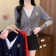 批发实拍实价 秋冬新款韩版刺绣<b class='q'>学院风</b>V领双排扣假两件拼接撞色针织衫