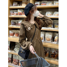 批发实拍实价韩版秋冬新款<b class='q'>连衣裙</b>设计感别致<b class='q'>娃娃领</b>配小花加厚打底长裙