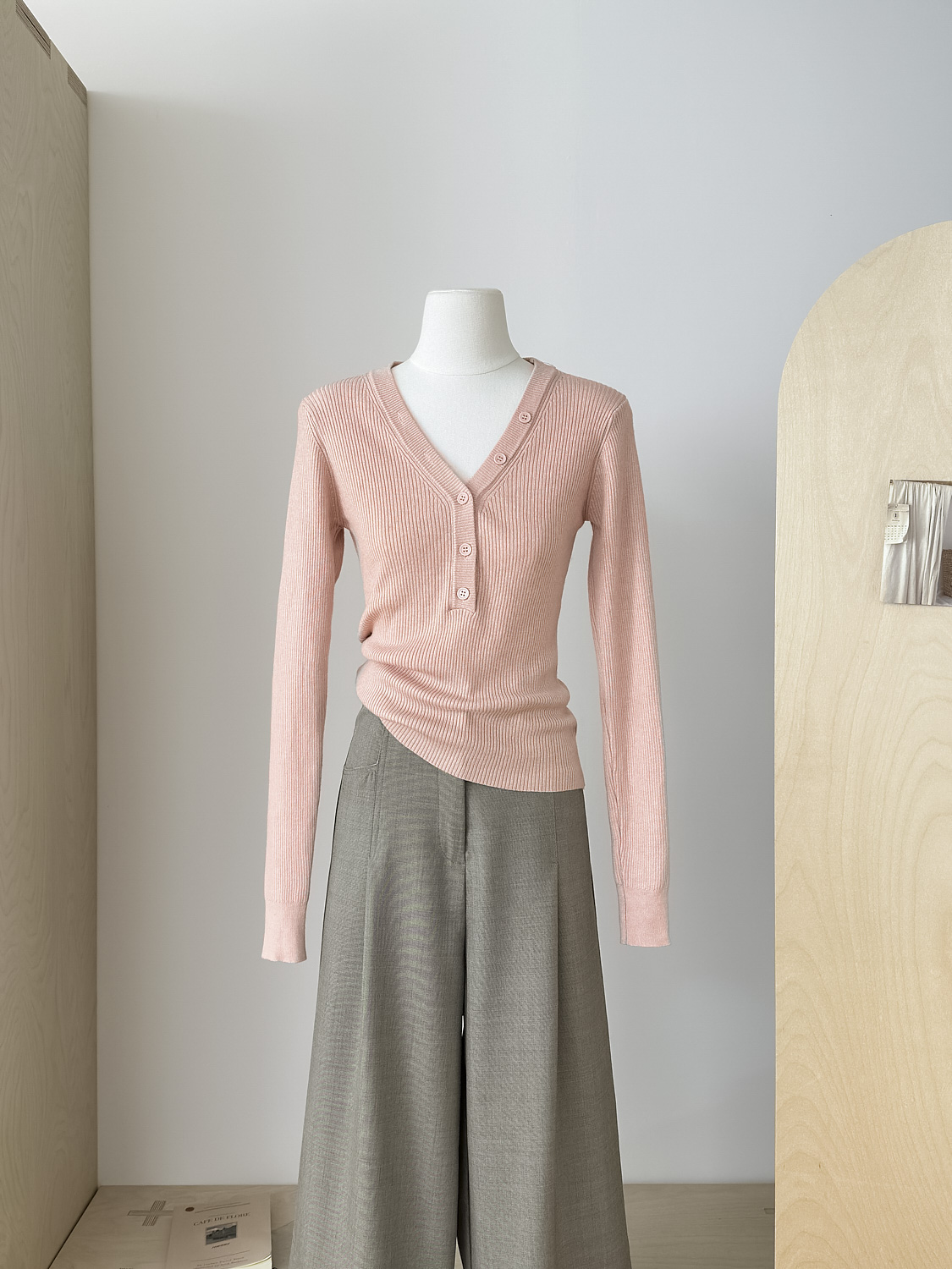Camisa de clavícula con diseño de máquina de corazón, escote en V, ajuste elástico y botones ajustados, top de punto_voghion.com