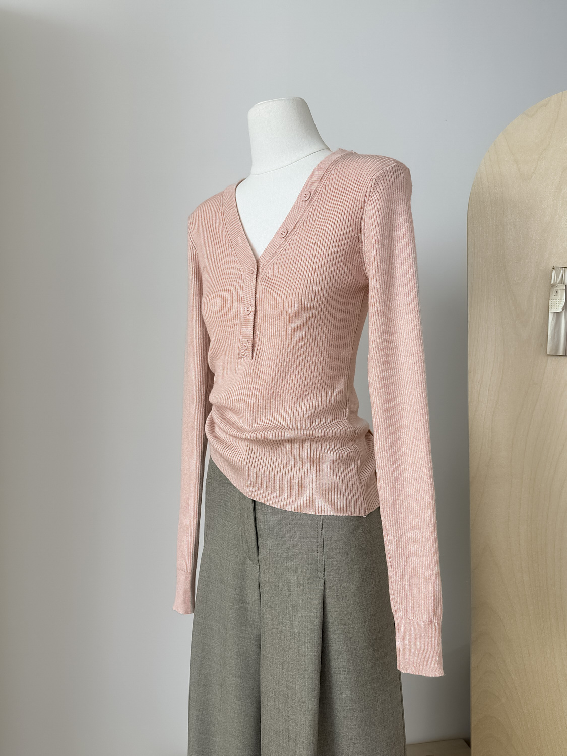 Camisa de clavícula con diseño de máquina de corazón, escote en V, ajuste elástico y botones ajustados, top de punto_voghion.com