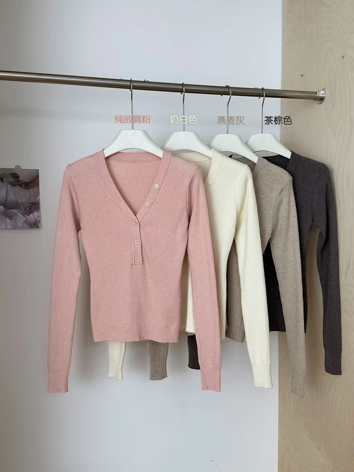 Camisa de clavícula con diseño de máquina de corazón, escote en V, ajuste elástico y botones ajustados, top de punto_voghion.com