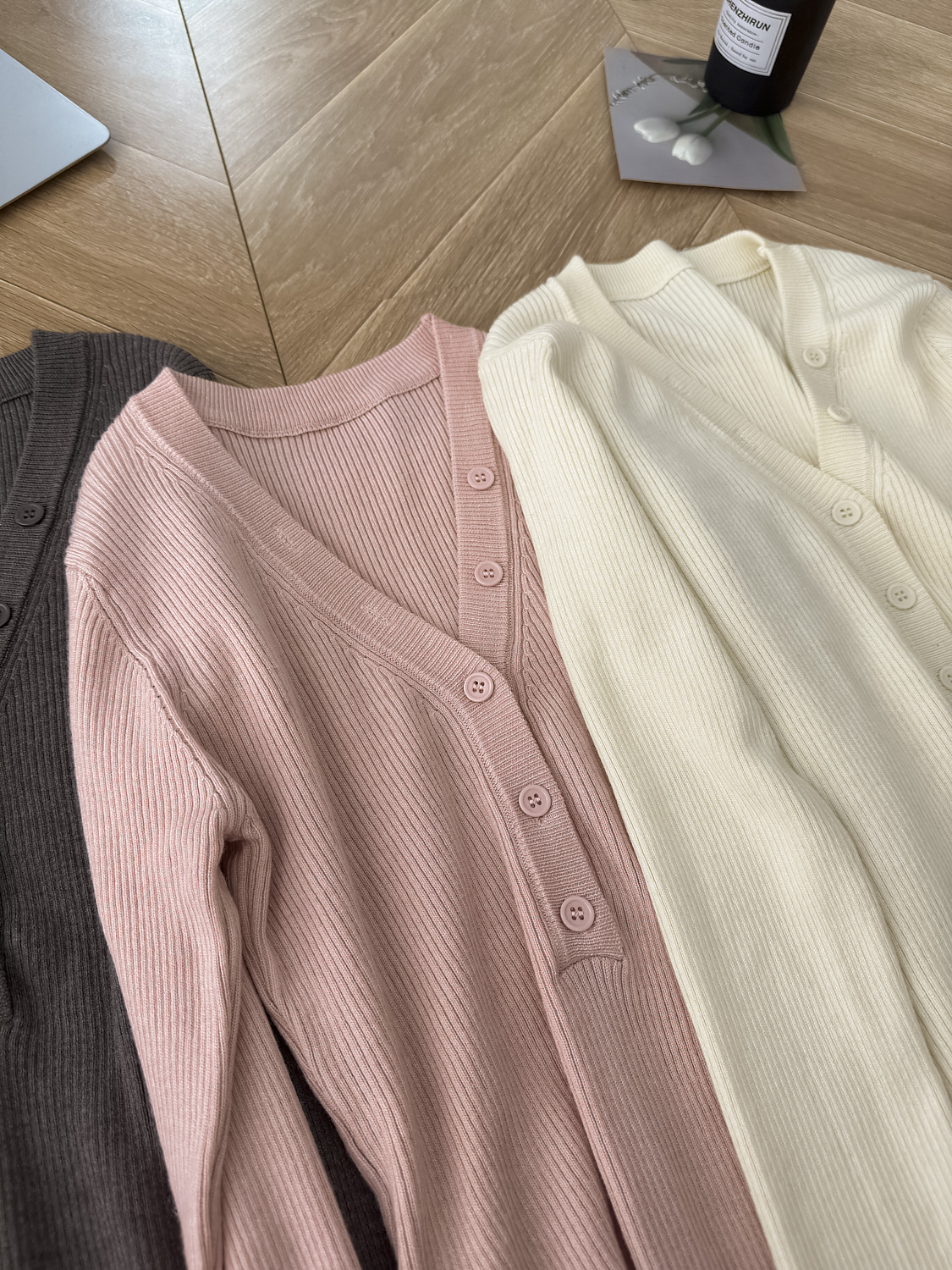 Camisa de clavícula con diseño de máquina de corazón, escote en V, ajuste elástico y botones ajustados, top de punto_voghion.com