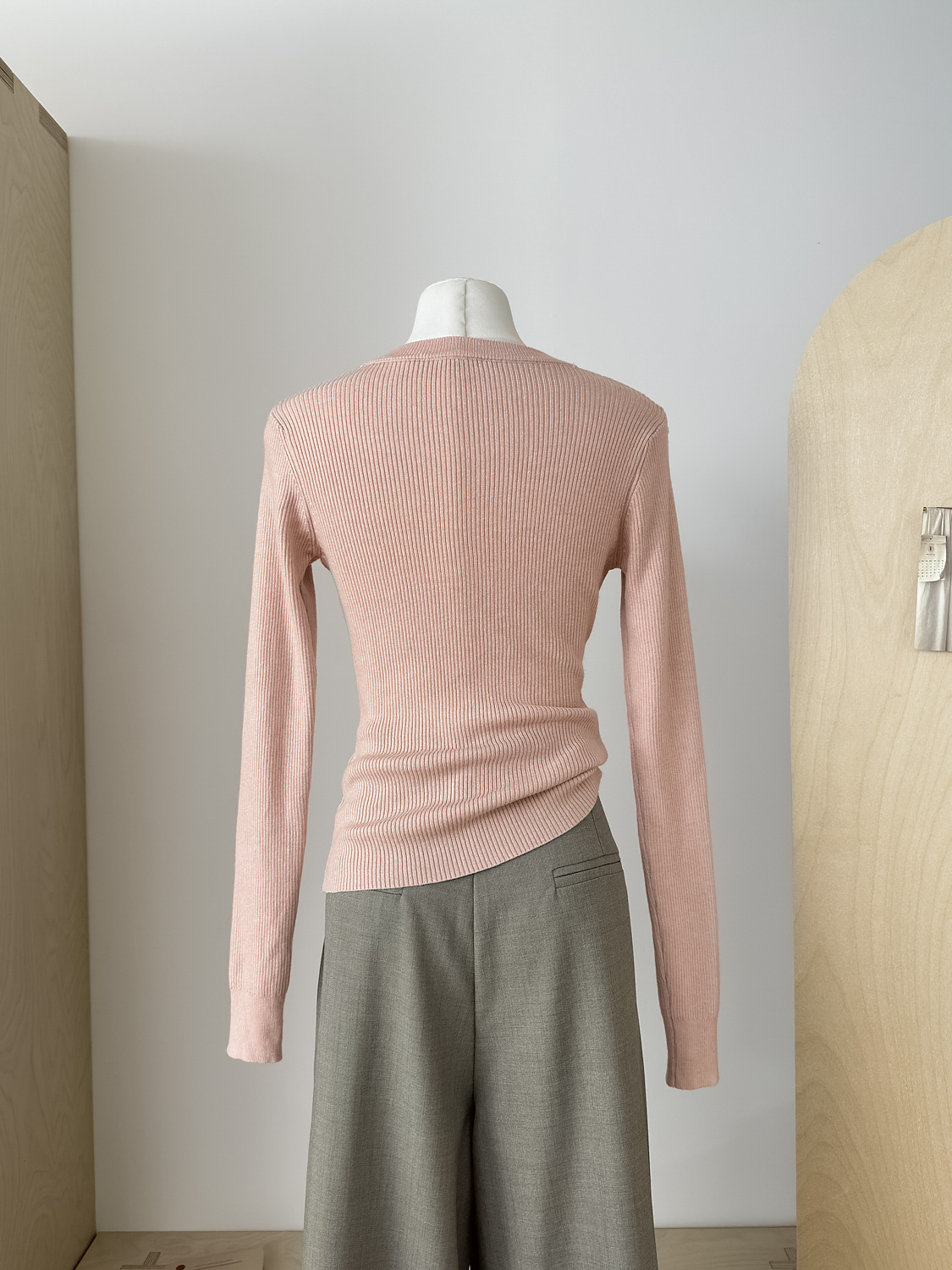 Camisa de clavícula con diseño de máquina de corazón, escote en V, ajuste elástico y botones ajustados, top de punto_voghion.com