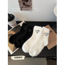 批发实拍实价百搭袜子中筒袜保暖软绒爱心黑<b class='q'>白色</b>堆堆袜长袜女袜4双装