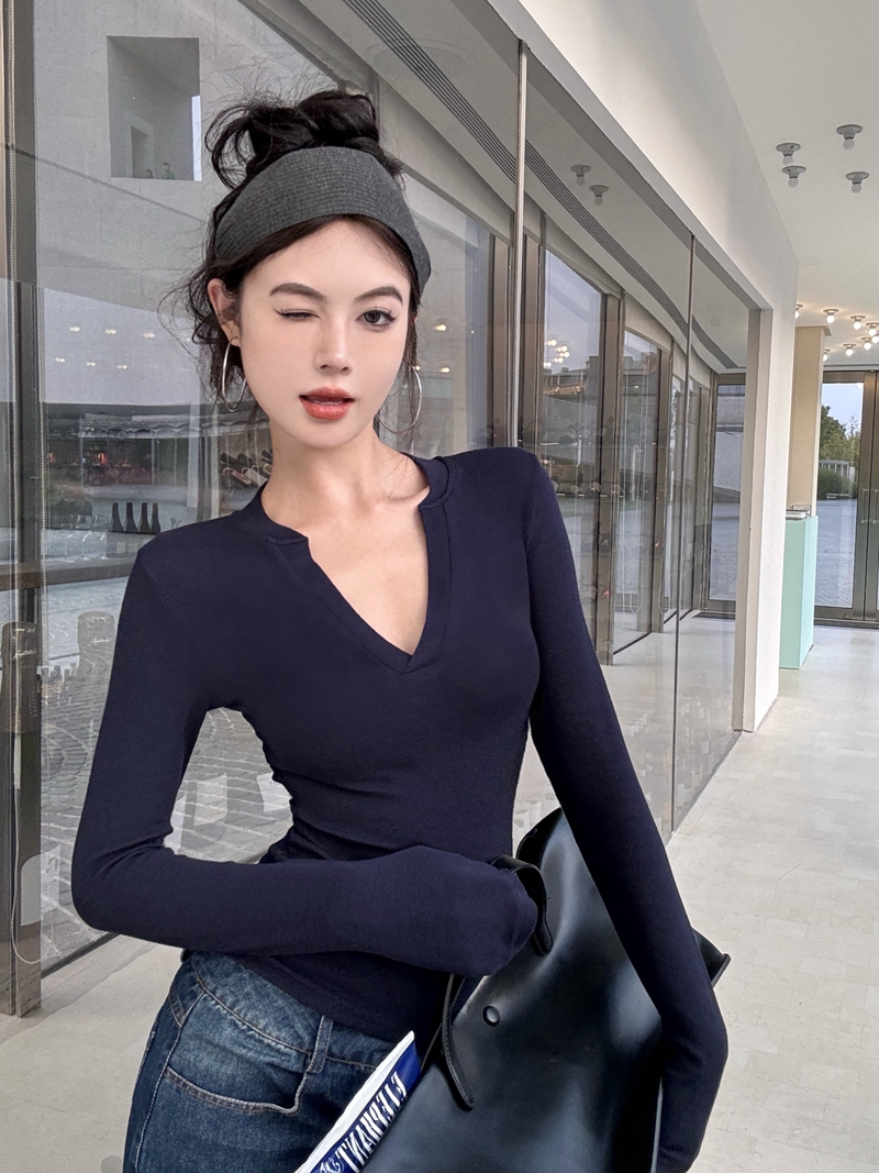 실사 정가 봄 작은 섹시함 반 개방 칼라 단색 몸매 가꾸기 슬림해 보이는 긴팔 티셔츠 여성 타이트 인사이드 가져 가라. 기본 셔츠