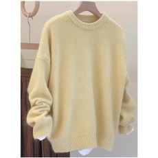 批发<b class='q'>浙江</b><b class='q'>桐乡</b>濮院浣熊绒淡黄色软糯套头毛衣女秋冬宽松慵懒外穿针织衫