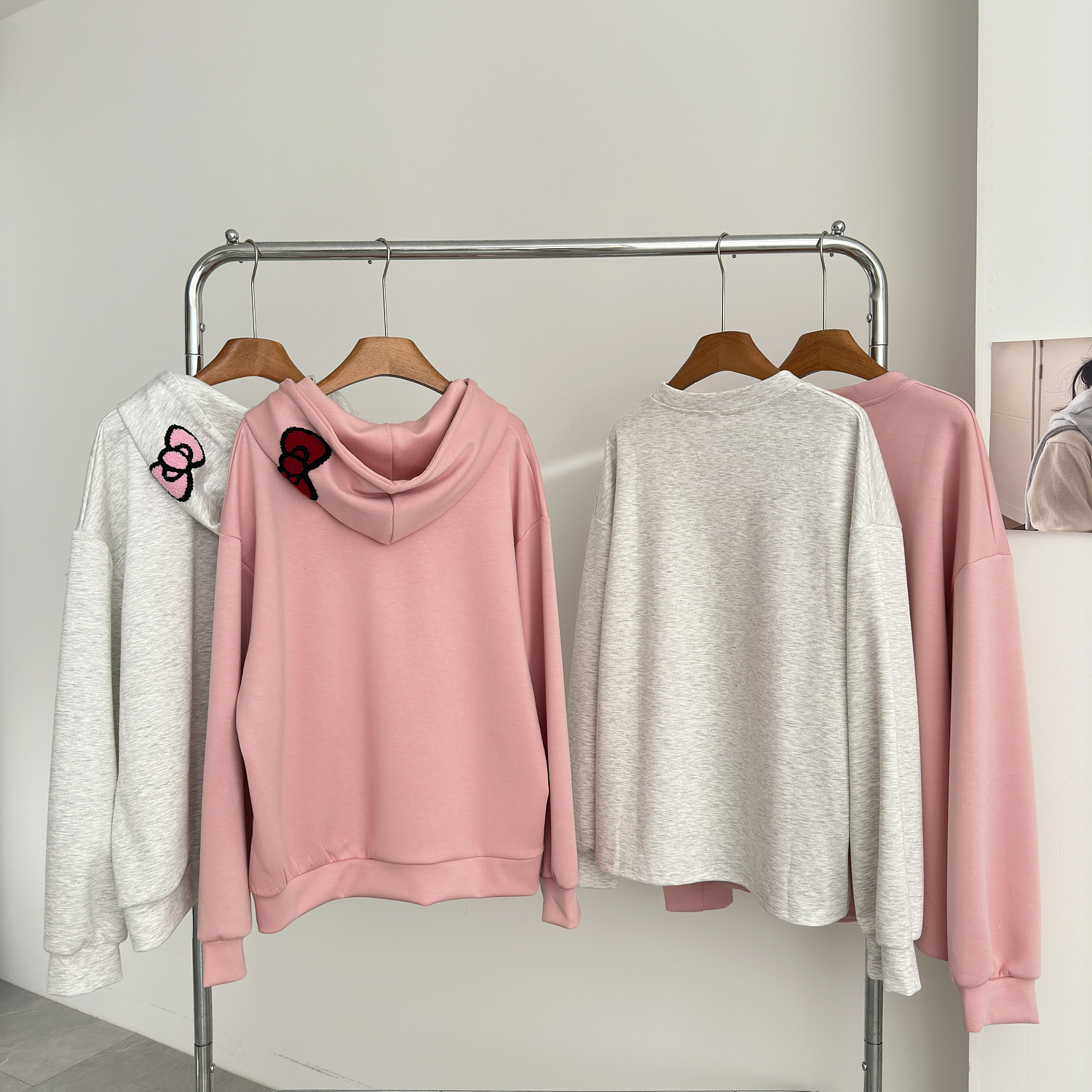 White water girl, my little dog is very cute. Design sense: printed hooded sweatshirt for women, round neck, Korean_voghion.com
