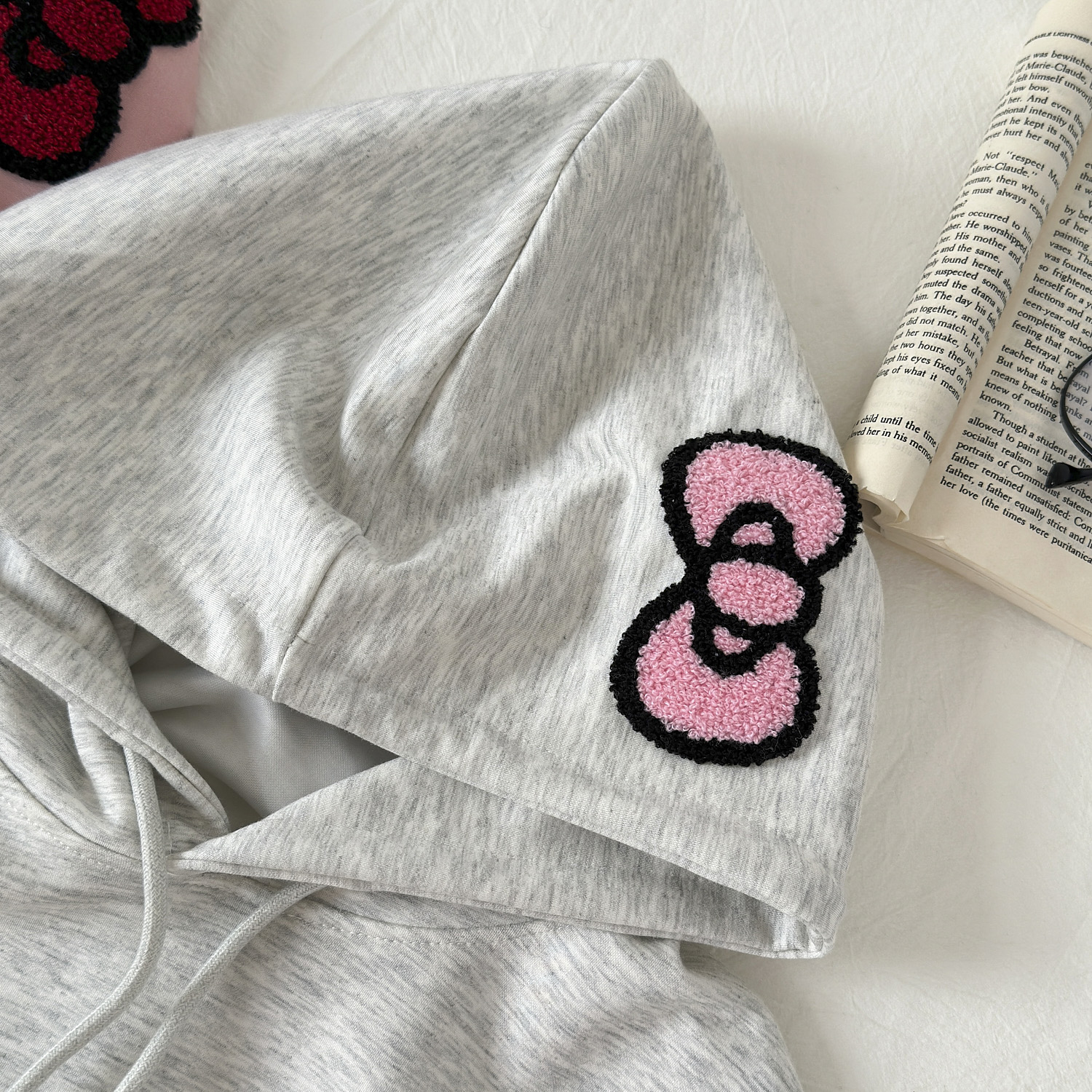 White water girl, my little dog is very cute. Design sense: printed hooded sweatshirt for women, round neck, Korean_voghion.com