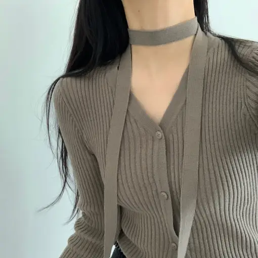 프렌치 V넥 단추 니트 셔츠 상세 이미지 1