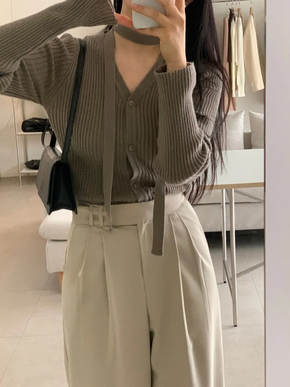 프렌치 V넥 단추 니트 셔츠 상세 이미지 3